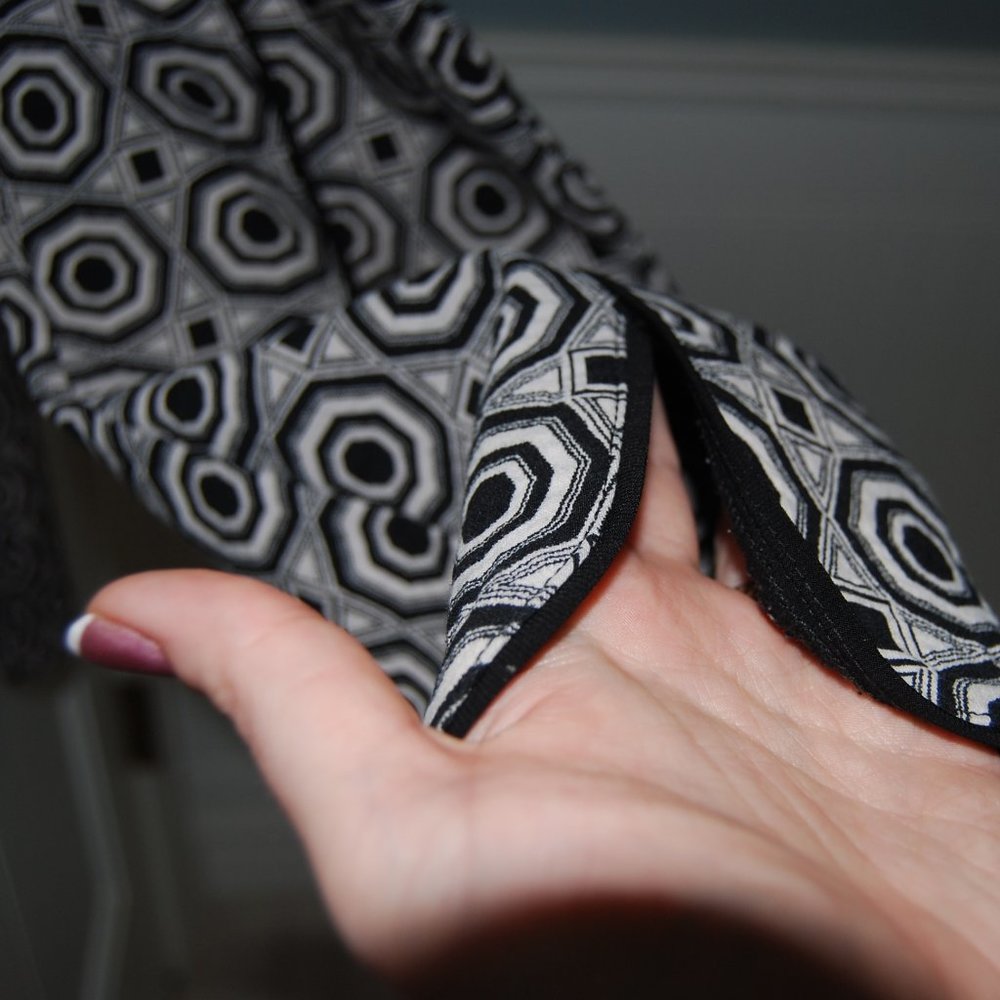 Joseph Ribkoff printed capri pants - Picture 6 of 6